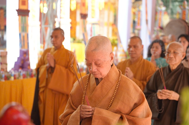 Đại lão hòa thượng Thích Trí Quảng cầu nguyện tại nghĩa trang Đô Thành - Ảnh 2.