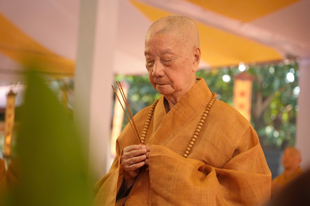 Đại lão hòa thượng Thích Trí Quảng cầu nguyện tại nghĩa trang Đô Thành - Ảnh 1.