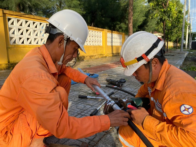 Điện lực Đắk Lắk huy động lực lượng khắc phục sự cố điện sau bão Kalmaegi - Ảnh 1.