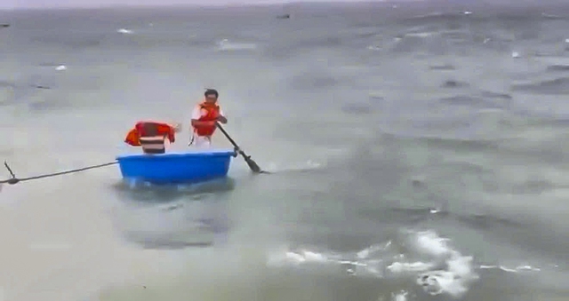 Tìm thấy 1 trong 3 nạn nhân mất tích, sau 2 ngày lênh đênh trên biển - Ảnh 2.