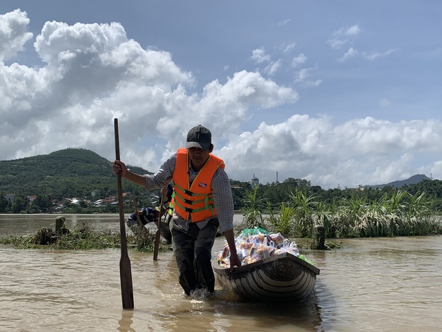 Xóm nhỏ bị cô lập, người dân phải dùng ghe tiếp tế lương thực sau bão Kalmaegi - Ảnh 5.
