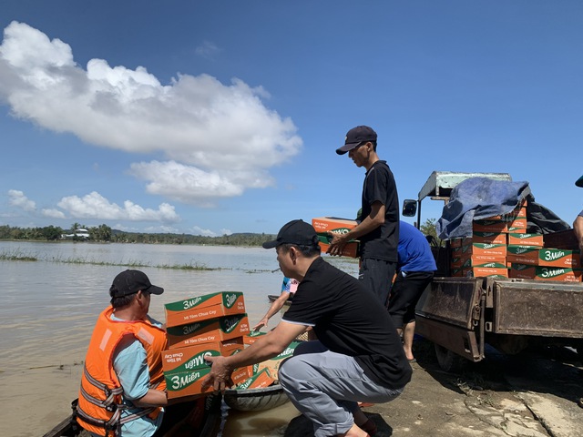 Xóm nhỏ bị cô lập, người dân phải dùng ghe tiếp tế lương thực sau bão Kalmaegi - Ảnh 6.