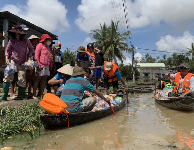 Xóm nhỏ bị cô lập, người dân phải dùng ghe tiếp tế lương thực sau bão Kalmaegi - Ảnh 4.
