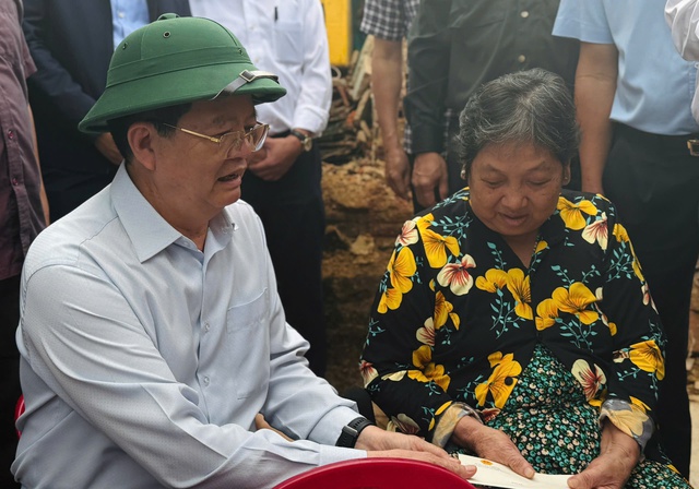 Phó thủ tướng Mai Văn Chính thăm người dân Đắk Lắk khắc phục hậu quả bão Kalmaegi - Ảnh 1. Phó thủ tướng Mai Văn Chính thăm người dân Đắk Lắk khắc phục hậu quả bão Kalmaegi - Ảnh 1.