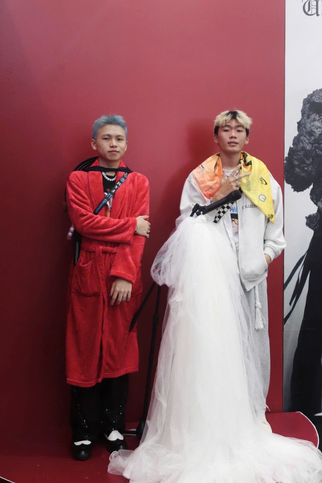 Fan mặc &aacute;o cưới, chạy như marathon v&agrave;o show của G-Dragon - Ảnh 4.