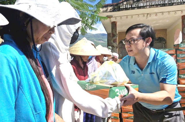 Cứu trợ Thượng Đức: Chuyến xe nghĩa t&igrave;nh từ B&aacute;o Thanh Ni&ecirc;n đến v&ugrave;ng rốn lũ - Ảnh 1.