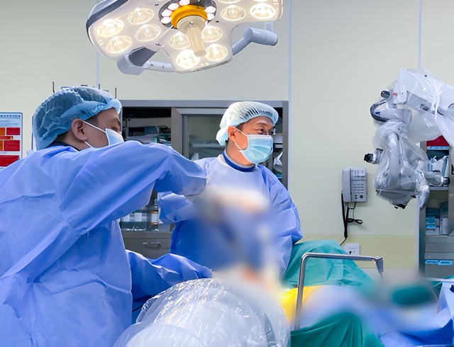 Mổ Cột Sống Cứu Người Cao Tuổi Nhiều Bệnh Nền Khỏi Nguy Cơ Liệt Chân Vĩnh Viễn Mổ Cột Sống Cứu Người Cao Tuổi Nhiều Bệnh Nền Khỏi Nguy Cơ Liệt Chân Vĩnh Viễn - Ảnh 2.