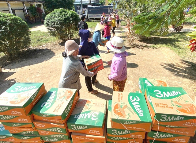 Cứu trợ Thượng Đức: Chuyến xe nghĩa t&igrave;nh từ B&aacute;o Thanh Ni&ecirc;n đến v&ugrave;ng rốn lũ - Ảnh 2.