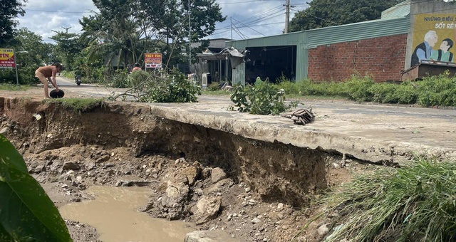 Hơn 1.100 người dân phía tây Gia Lai bị cô lập do lũ cuốn trôi đường - Ảnh 1.