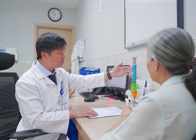 Mổ Cột Sống Cứu Người Cao Tuổi Nhiều Bệnh Nền Khỏi Nguy Cơ Liệt Chân Vĩnh Viễn Mổ Cột Sống Cứu Người Cao Tuổi Nhiều Bệnh Nền Khỏi Nguy Cơ Liệt Chân Vĩnh Viễn - Ảnh 1.