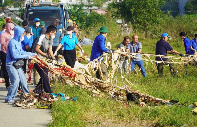 Lãnh đạo TP.Huế cùng người dân dọn bùn rác sau lũ - Ảnh 1.