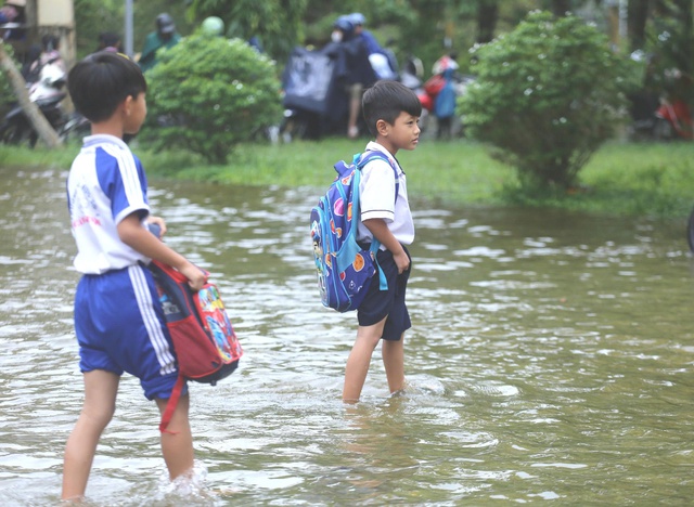 Trường học bão lũ vùng miền Trung đón học sinh trở lại sau thiên tai khắc nghiệt - Ảnh 2.