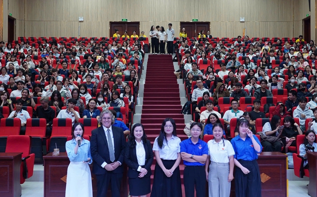 Gen Z biết nói tiếng Anh, biết ứng xử trên mạng sẽ... dẫn đầu tương lai - Ảnh 1.