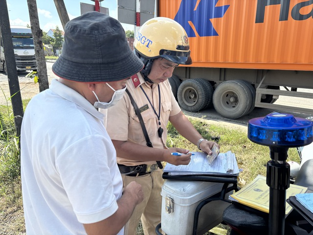 CSGT kiểm tra camera buồng lái và hành trình: Tài xế ngỡ ngàng bị phạt - Ảnh 1.