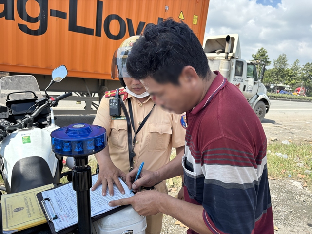 CSGT kiểm tra camera buồng lái và hành trình: Tài xế ngỡ ngàng bị phạt - Ảnh 2.