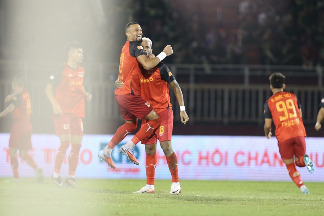 Ninh B&igrave;nh ngược d&ograve;ng kh&oacute; tin, đ&aacute;nh bại đội CA TP.HCM: Ho&agrave;ng Đức tuyệt hay, trận đấu cực đỉnh!- Ảnh 4.