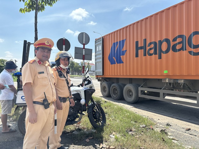 CSGT kiểm tra camera buồng lái và hành trình: Tài xế ngỡ ngàng bị phạt - Ảnh 3.