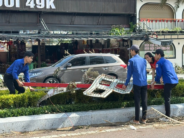 Sinh viên Lào chung tay khắc phục hậu quả bão Kalmaegi - Ảnh 1.