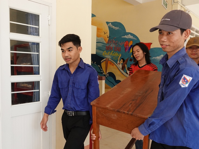 Sinh viên Lào chung tay khắc phục hậu quả bão Kalmaegi - Ảnh 2.