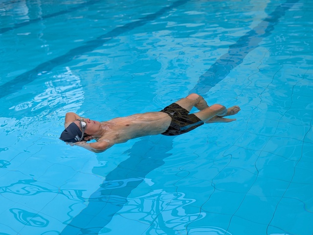 Sống sót khi gặp nạn trên biển nhờ thả nổi người, trôi tự do - Ảnh 1.