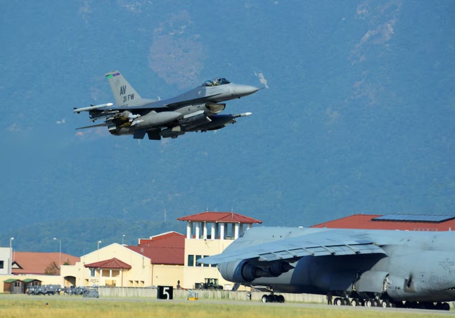 Ý yêu cầu chính phủ Mỹ trả lương cho nhân viên căn cứ Mỹ ở châu Âu- Ảnh 1. Ý yêu cầu chính phủ Mỹ trả lương cho nhân viên căn cứ Mỹ ở châu Âu- Ảnh 1.