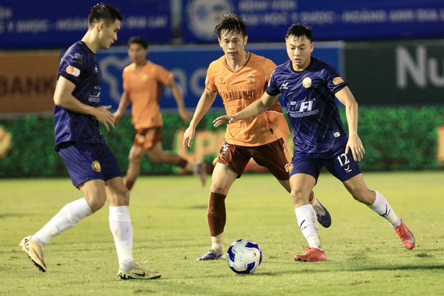 HAGL tho&aacute;t thua Thanh H&oacute;a nhờ b&agrave;n thắng nghẹt thở ph&uacute;t 100: &Ocirc;ng Vũ Tiến Th&agrave;nh ăn mừng cực lạ- Ảnh 2.