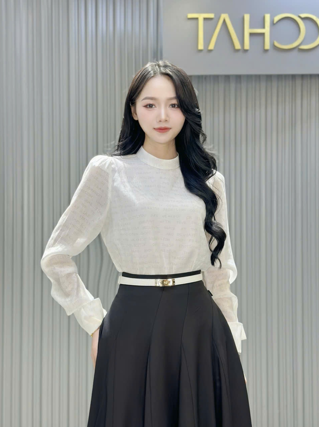 Diện áo cổ trụ để vừa thanh lịch, vừa khoe được thần thái sang chảnh- Ảnh 1.