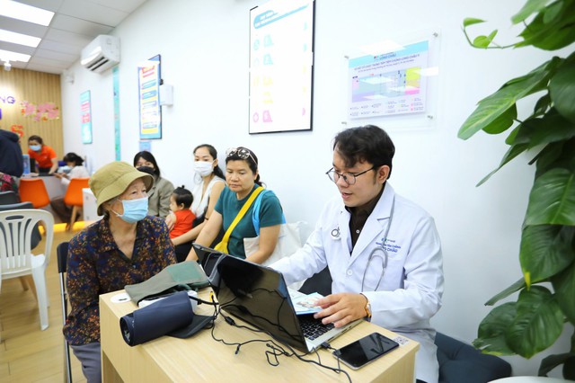 Tiêm vắc xin - lá chắn giúp bảo vệ người cao tuổi trước bệnh cúm mùa - Ảnh 2.