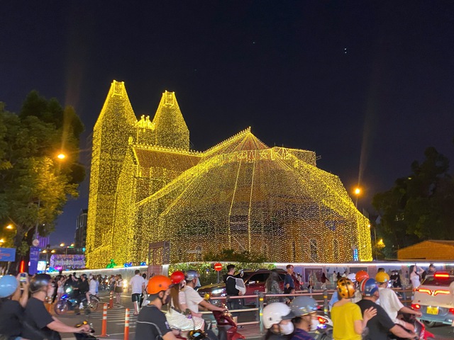 Nhà thờ Đức Bà Sài Gòn lên đèn: Người dân TP.HCM đi check-in Giáng sinh sớm - Ảnh 6.