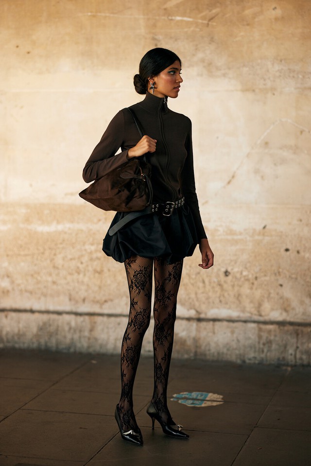 Quần tất ren, cách phối giúp bạn tỏa sáng mọi nơi - Ảnh 2.