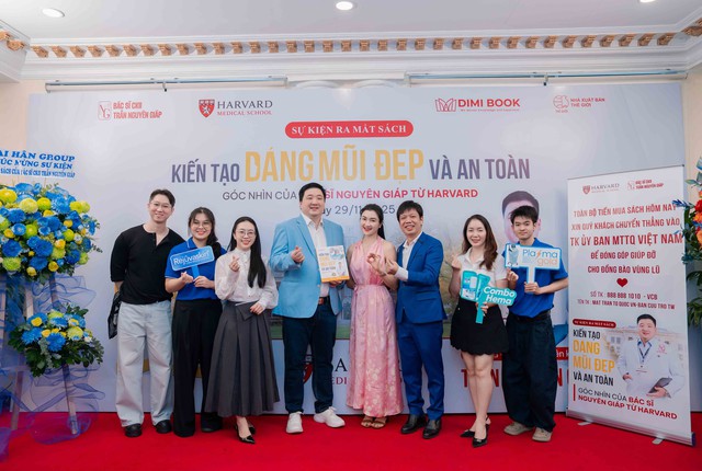 Tiền b&aacute;n s&aacute;ch của b&aacute;c sĩ d&ugrave;ng hỗ trợ đồng b&agrave;o v&ugrave;ng lũ - Ảnh 1.