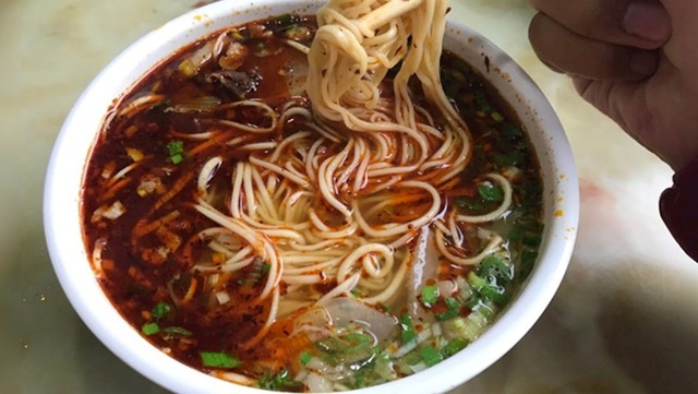 Không phải phở, đây là món Việt trong top 10 món ăn đường phố ngon nhất thế giới - Ảnh 1.