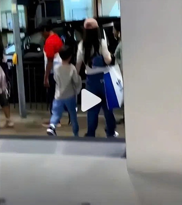 Angelababy ghi điểm với h&igrave;nh ảnh tận tụy d&agrave;nh cho con - Ảnh 1.