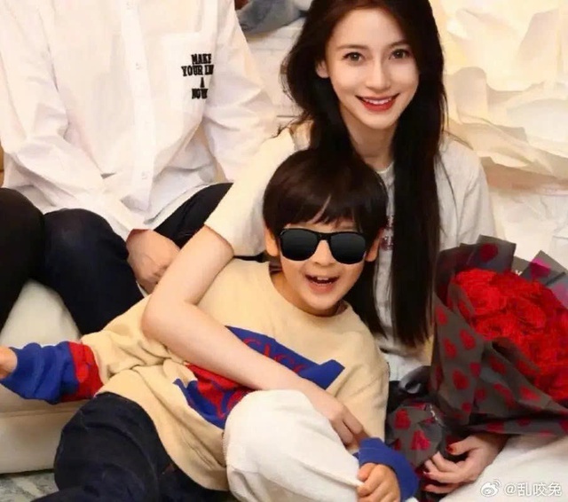 Angelababy ghi điểm với h&igrave;nh ảnh tận tụy d&agrave;nh cho con - Ảnh 3.