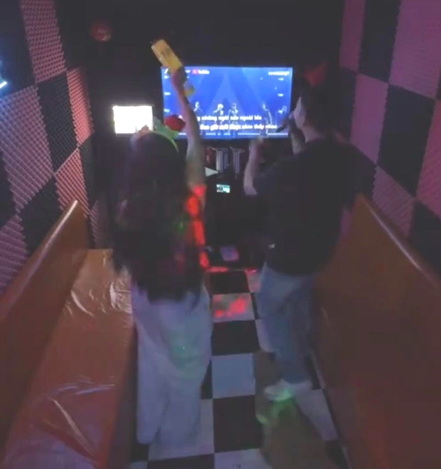 Karaoke chỉ c&oacute;&hellip; 1 người- Ảnh 4.