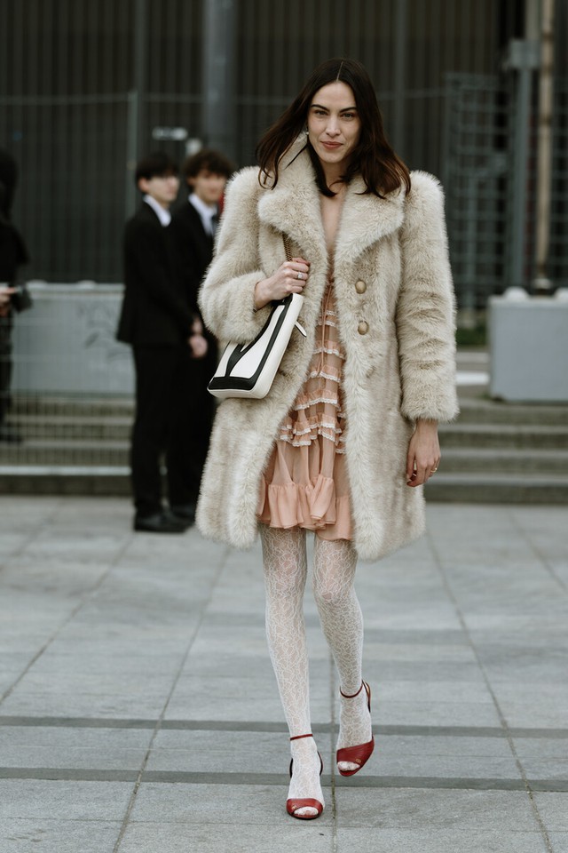 Quần tất ren, cách phối giúp bạn tỏa sáng mọi nơi - Ảnh 7.