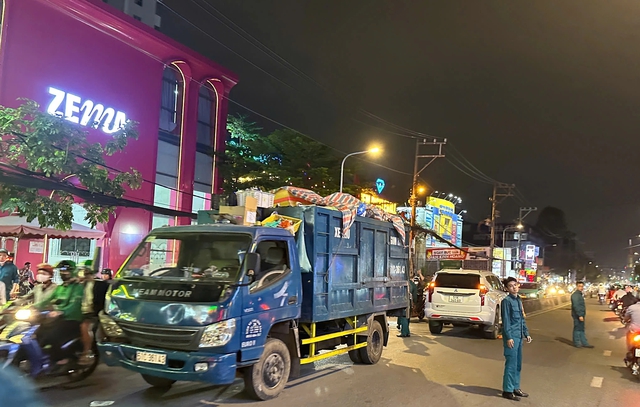 TP.HCM: Tai nạn li&ecirc;n ho&agrave;n tr&ecirc;n đường Huỳnh Tấn Ph&aacute;t, một phụ nữ tử vong- Ảnh 1.