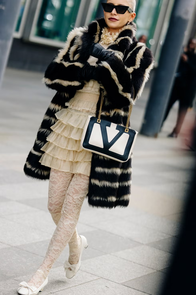 Quần tất ren, cách phối giúp bạn tỏa sáng mọi nơi - Ảnh 5.