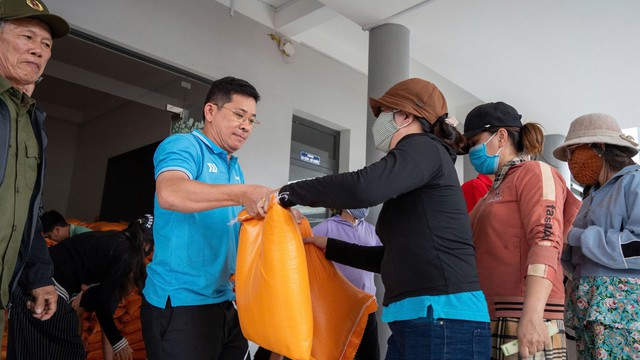 Quỹ Khởi sự từ t&acirc;m c&ugrave;ng B&aacute;o Thanh Ni&ecirc;n hỗ trợ người d&acirc;n v&ugrave;ng lũ Đắk Lắk - Ảnh 6.