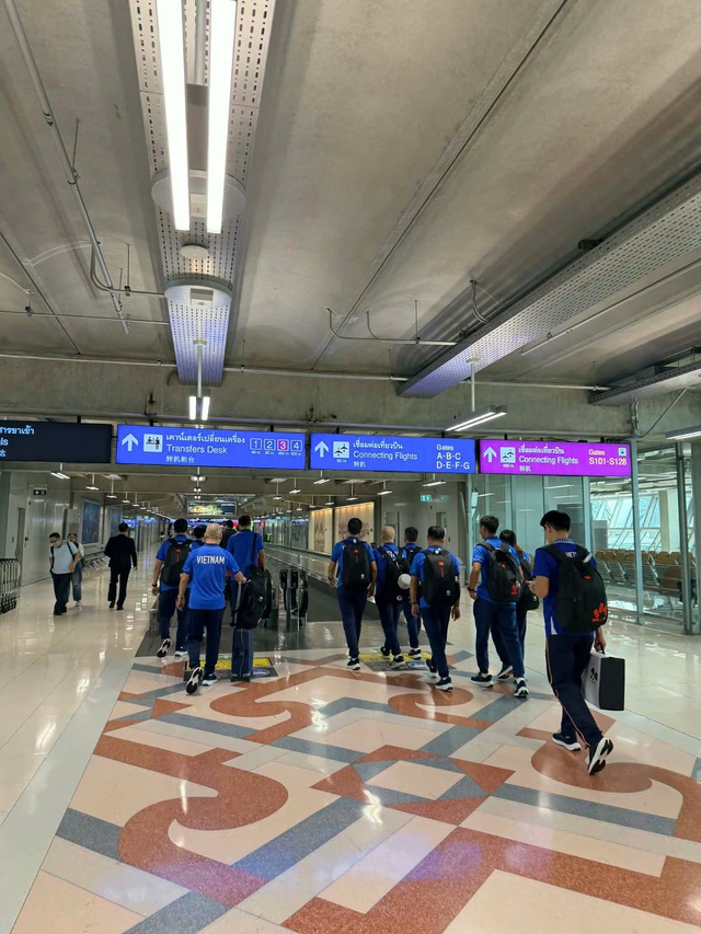 Đội U.23 Việt Nam đến Thái Lan an toàn, lao ngay vào luyện tập lúc 17 giờ- Ảnh 13. Đội U.23 Việt Nam đến Thái Lan an toàn, lao ngay vào luyện tập lúc 17 giờ- Ảnh 13.
