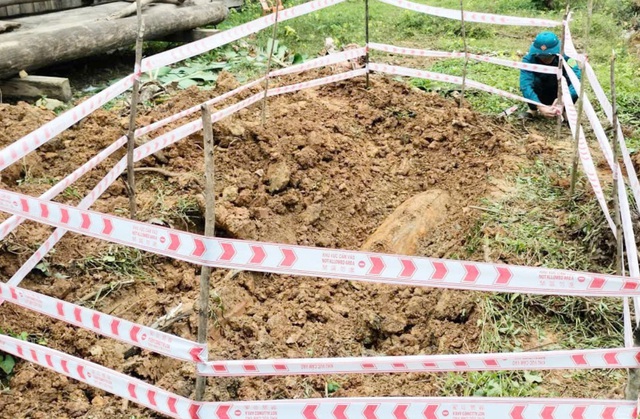 Quảng Trị: Đ&agrave;o đất l&agrave;m nh&agrave;, ph&aacute;t hiện quả bom hơn 3 tạ, d&agrave;i 1 m- Ảnh 1.
