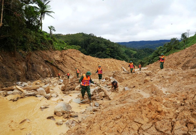 Dừng tìm kiếm tung tích vợ chồng công an viên mất tích do sạt lở núi- Ảnh 3. Dừng tìm kiếm tung tích vợ chồng công an viên mất tích do sạt lở núi- Ảnh 3.
