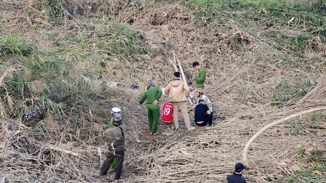 Công an điều tra nguyên nhân người đàn ông tử vong trên ghe ở sông Trà Khúc- Ảnh 1. Công an điều tra nguyên nhân người đàn ông tử vong trên ghe ở sông Trà Khúc- Ảnh 1.