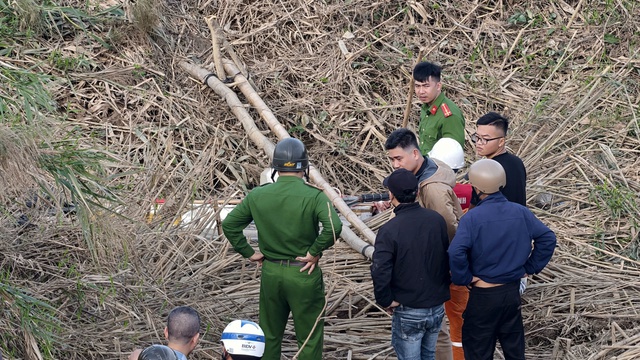Công an điều tra nguyên nhân người đàn ông tử vong trên ghe ở sông Trà Khúc- Ảnh 2. Công an điều tra nguyên nhân người đàn ông tử vong trên ghe ở sông Trà Khúc- Ảnh 2.