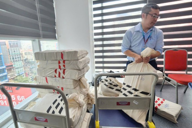 Người dân ven hồ Gươm nhận ‘bao tải tiền’ đền bù đất làm quảng trường phía đông- Ảnh 1. Người dân ven hồ Gươm nhận ‘bao tải tiền’ đền bù đất làm quảng trường phía đông- Ảnh 1.