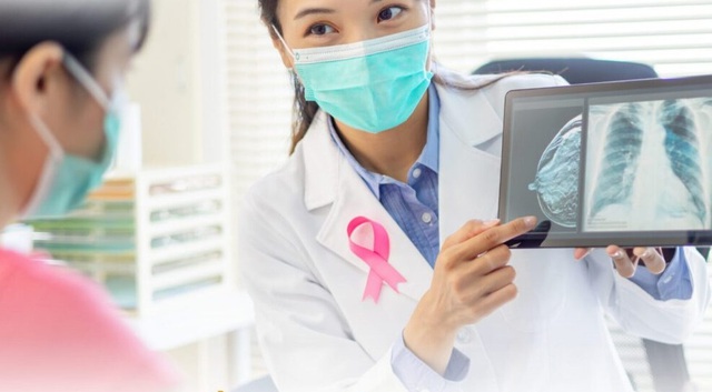 Alo bác sĩ nghe: Có phải còn trẻ thì không mắc ung thư vú? - Ảnh 1.