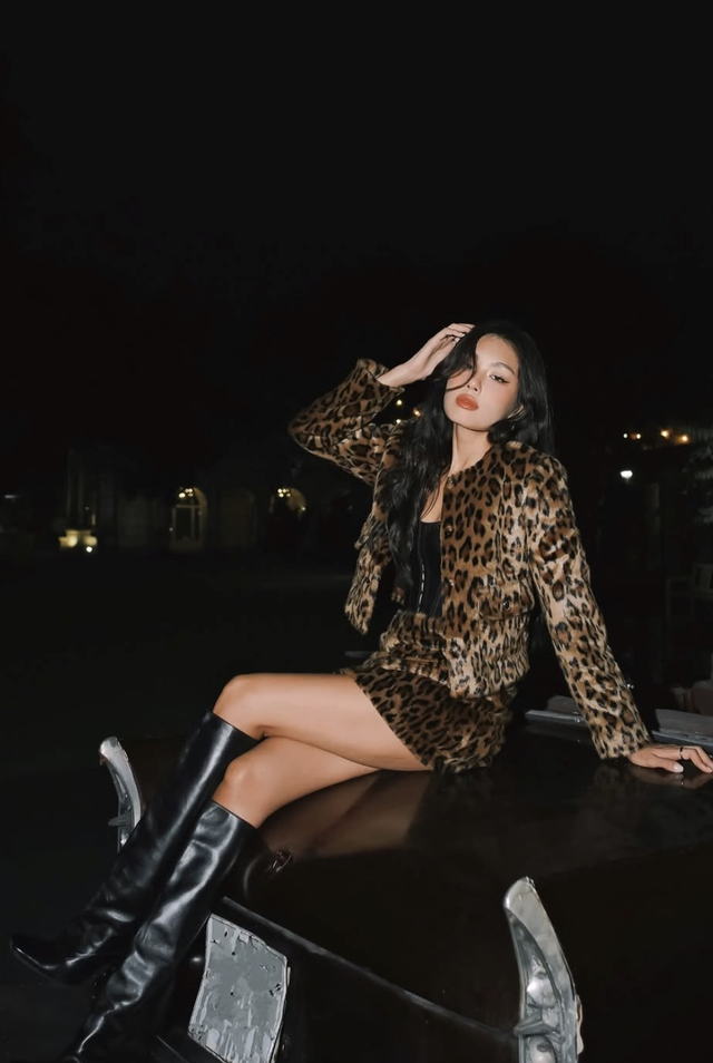Khoe nét cá tính mạnh mẽ cùng họa tiết da báo- Ảnh 9. Khoe nét cá tính mạnh mẽ cùng họa tiết da báo- Ảnh 9.