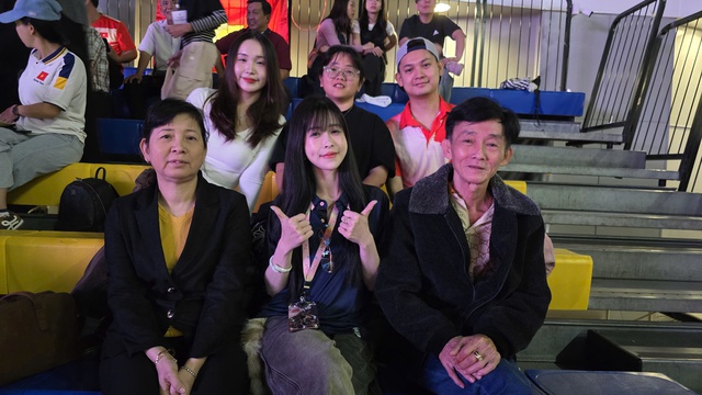 Ch&acirc;u Tuyết V&acirc;n đưa bố mẹ đến Bangkok cổ vũ taekwondo 'mở h&agrave;ng' v&agrave;ng SEA Games: Hồi hộp&hellip;- Ảnh 3.