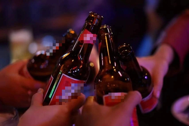 Vào mùa tiệc tùng cuối năm, kiệt sức vì lịch liên hoan dày đặc - Ảnh 2.