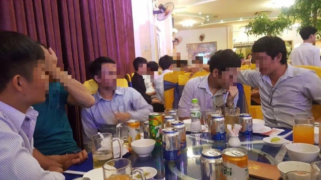 Vào mùa tiệc tùng cuối năm, kiệt sức vì lịch liên hoan dày đặc - Ảnh 1.